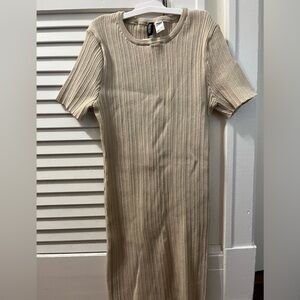 H&M Beige Dress Short Sleeve 53 percent polyester 26 percent pollamida